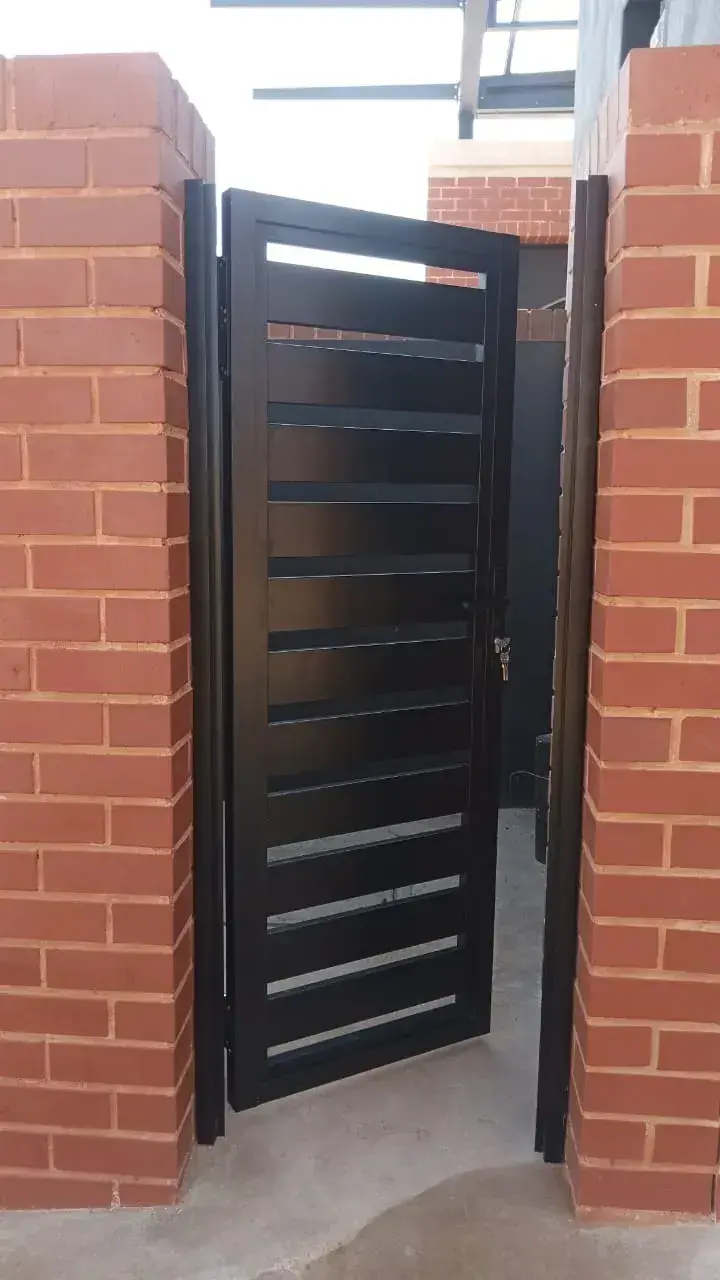 Automated aluminium gate installation