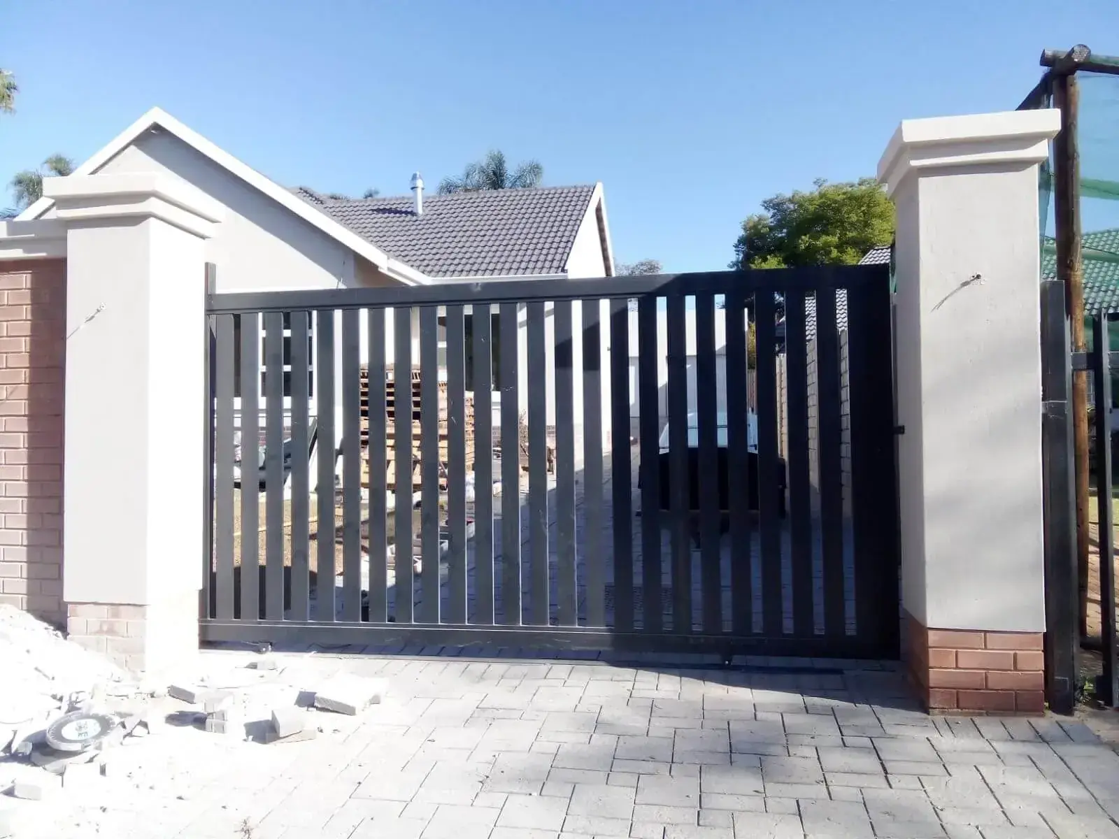 Residential aluminium driveway gate